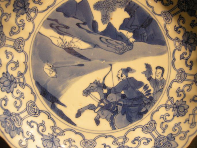 Dish porcelain blue and white decorated with hunting scene - Kangxi period | MasterArt